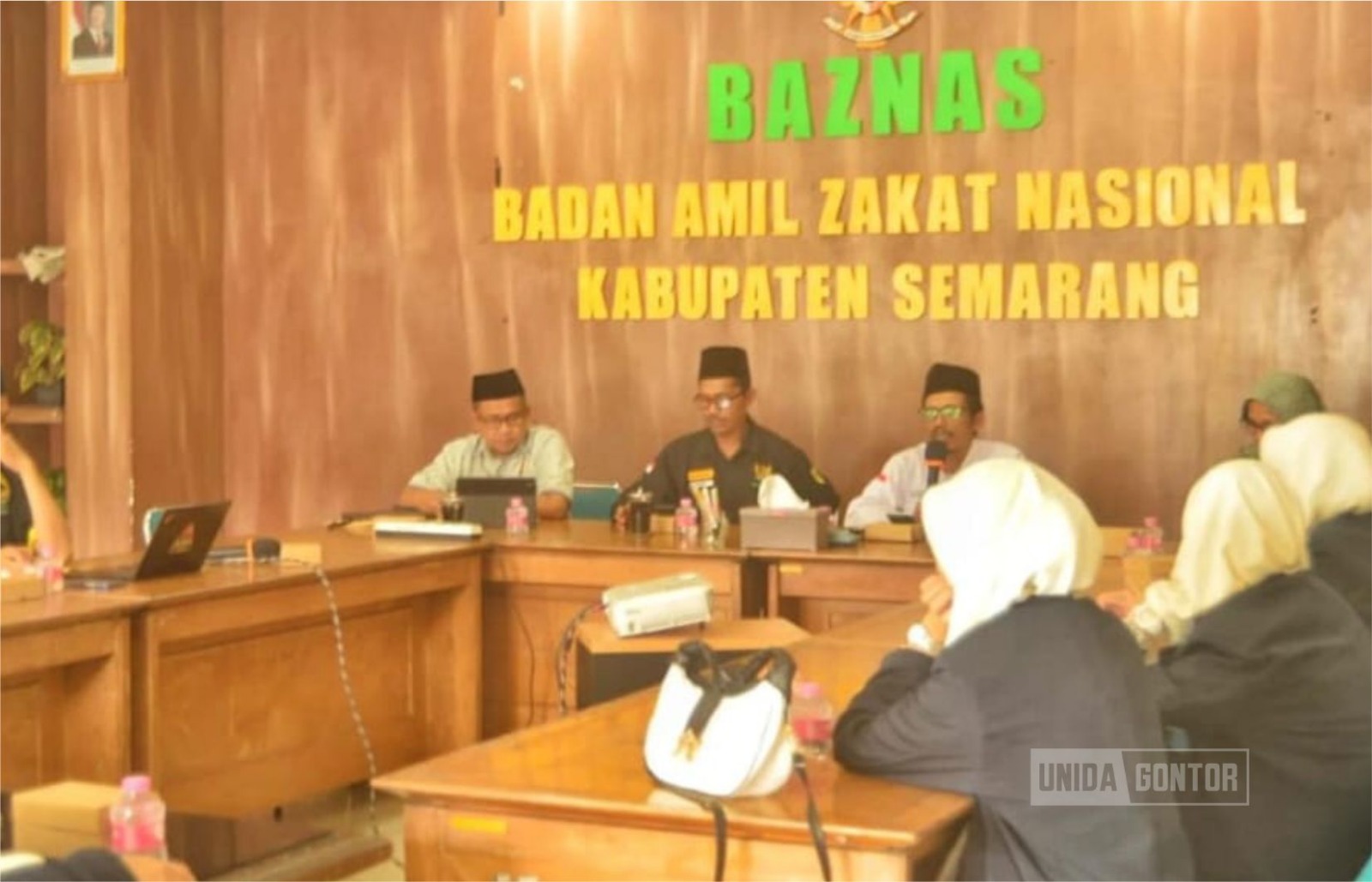 Mahasiswi Prodi Perbandingan Madzhab UNIDA Gontor foto bersama pimpinan dan jajaran Baznas Kabupaten Semarang usai pemaparan 5 pilar program unggulan serta prinsip 3 AMAN dalam pengelolaan zakat.