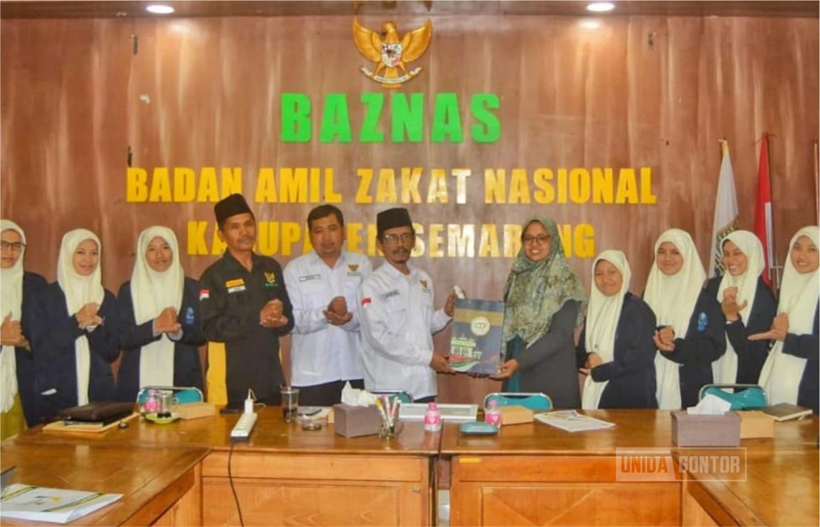 Mahasiswi Prodi Perbandingan Madzhab UNIDA Gontor foto bersama pimpinan dan jajaran Baznas Kabupaten Semarang usai pemaparan 5 pilar program unggulan serta prinsip 3 AMAN dalam pengelolaan zakat.