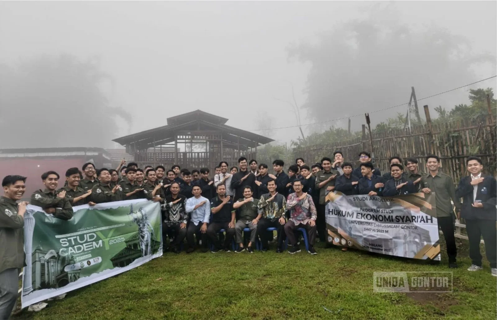 Mahasiswa PMH UNIDA Gontor melakukan studi akademik manajemen peternakan halal di Top Global Farming Malang bersama narasumber dan dosen pembimbing.