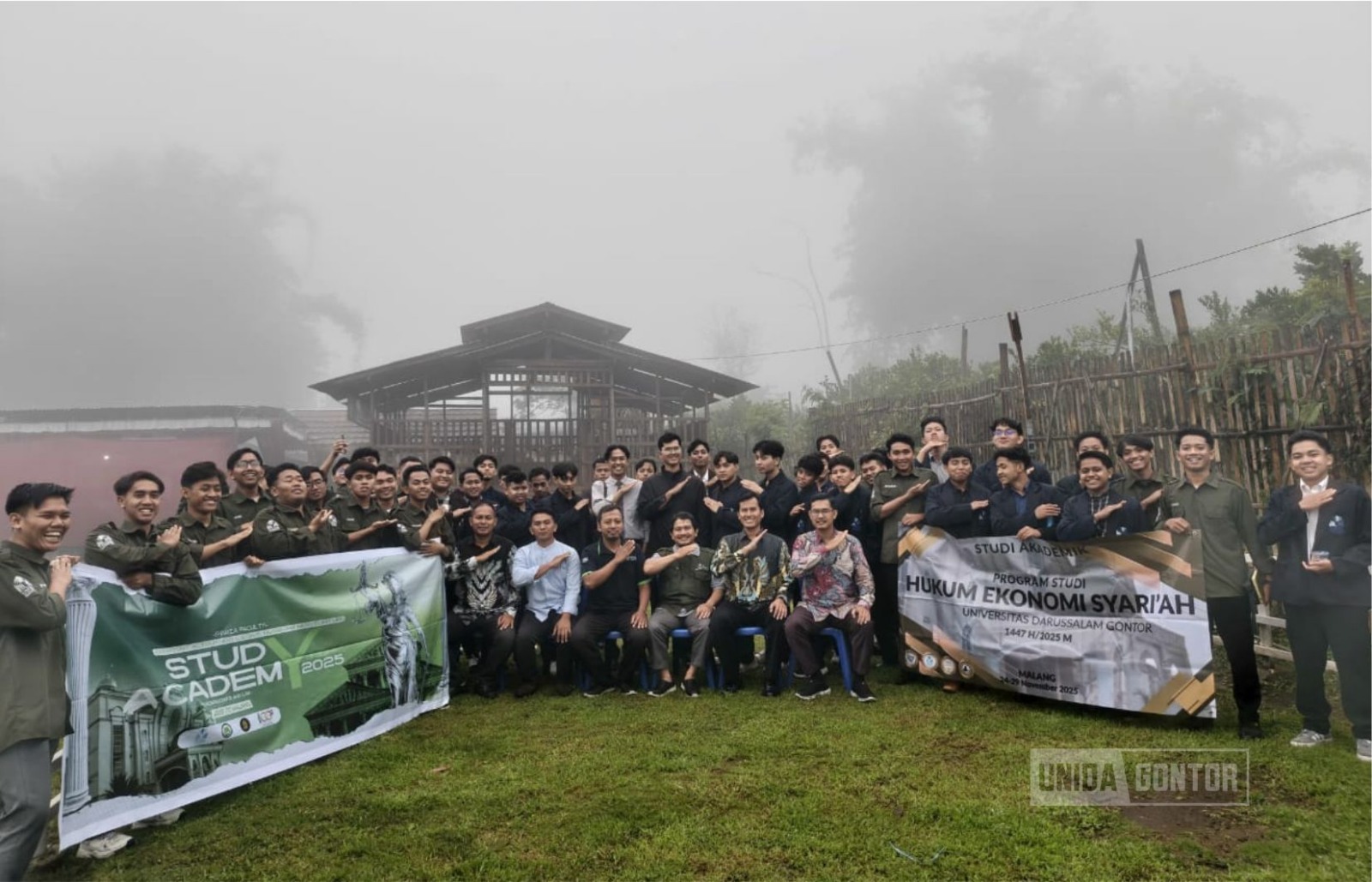 Mahasiswa PMH UNIDA Gontor melakukan studi akademik manajemen peternakan halal di Top Global Farming Malang bersama narasumber dan dosen pembimbing.