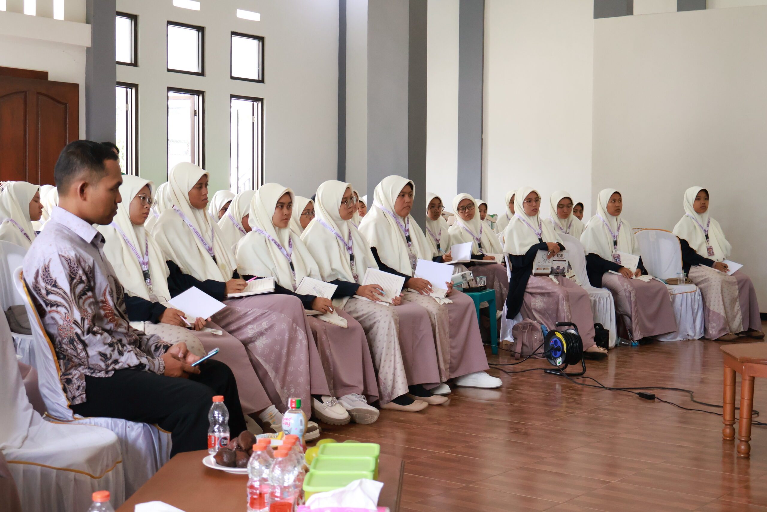 Mahasiswi SAA UNIDA Gontor mengikuti Studi Akademik di Ahlami Villa Batu bersama Muallaf Center Aya Sofiya; sesi pemaparan Prof. Dr. Menachem Ali dan diskusi interaktif tentang dakwah multikultural.