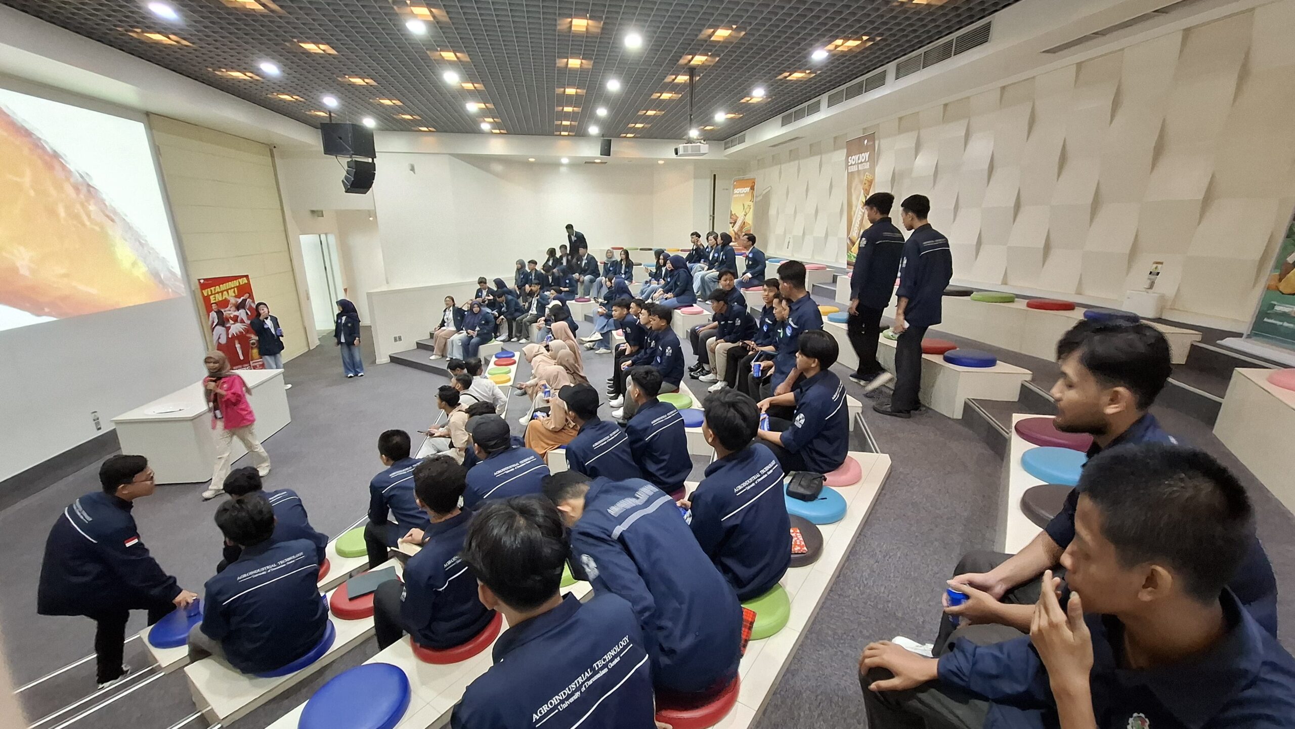 Mahasiswa Program Studi Teknologi Industri Pertanian UNIDA Gontor melakukan kunjungan industri ke PT Amerta Indah Otsuka Pasuruan untuk belajar proses pembuatan SOYJOY dan Pocari Sweat.