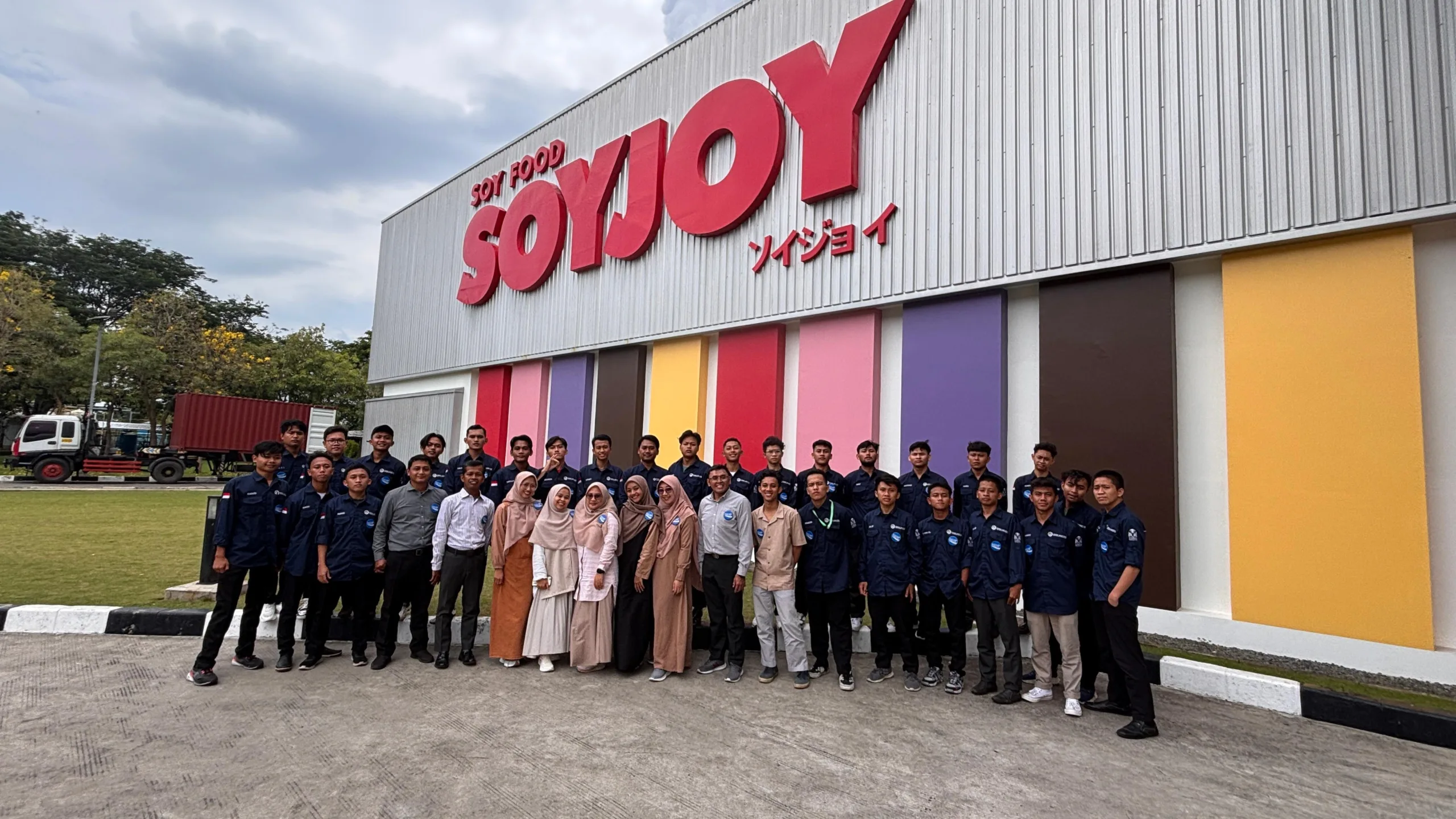 Mahasiswa Program Studi Teknologi Industri Pertanian UNIDA Gontor melakukan kunjungan industri ke PT Amerta Indah Otsuka Pasuruan untuk belajar proses pembuatan SOYJOY dan Pocari Sweat.