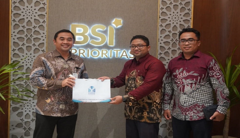 Mahasiswi Program Studi Ekonomi Islam UNIDA Gontor mengikuti pemaparan materi literasi perbankan syariah bersama Branch Manager Anang Eko Wicaksono di Bank Syariah Indonesia KC Surabaya.