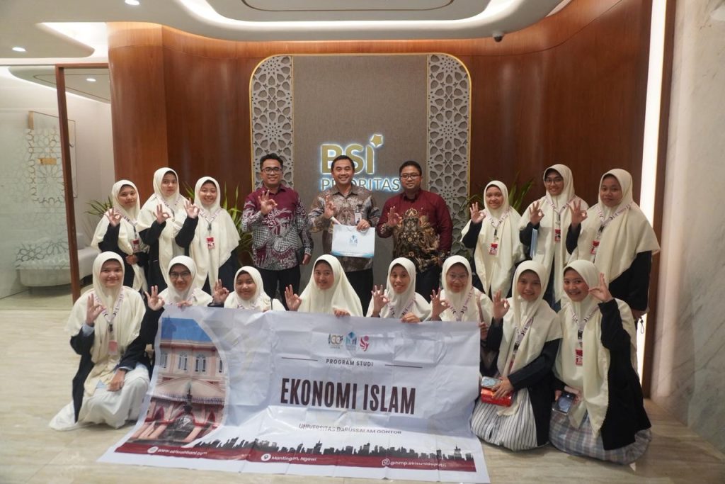 Studi Mahasiswi Ekonomi Islam Tingkatkan Literasi Bank Syariah di BSI KC Surabaya