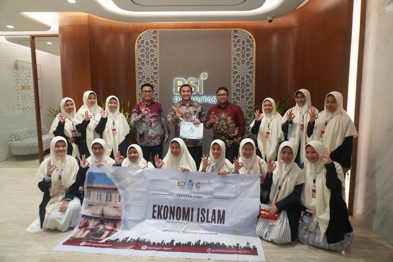 Mahasiswi Program Studi Ekonomi Islam UNIDA Gontor mengikuti pemaparan materi literasi perbankan syariah bersama Branch Manager Anang Eko Wicaksono di Bank Syariah Indonesia KC Surabaya.