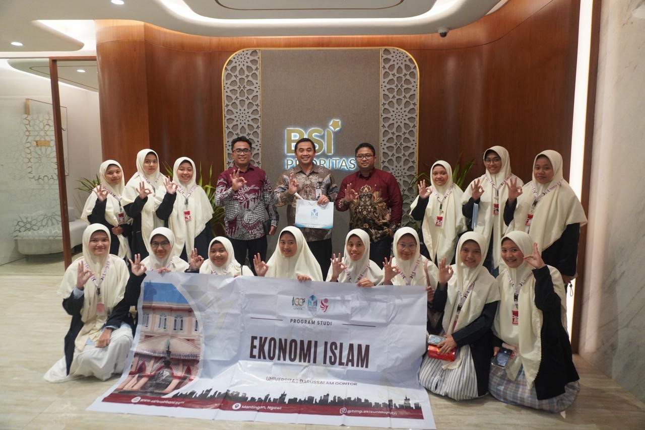 Mahasiswi Program Studi Ekonomi Islam UNIDA Gontor mengikuti pemaparan materi literasi perbankan syariah bersama Branch Manager Anang Eko Wicaksono di Bank Syariah Indonesia KC Surabaya.