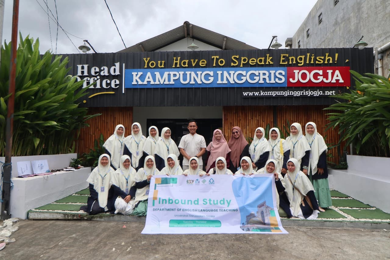 Perfotoan Mahasiswi TBI UNIDA Gontor Bersama Pemateri KIJ Yogyakarta