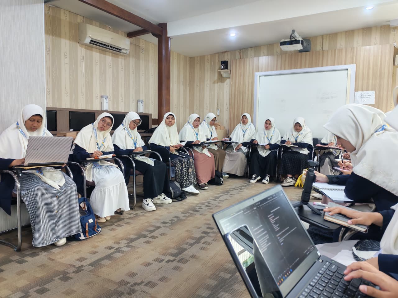 Sesi Diskusi Mahaiswi TBI UNIDA Gontor dengan Pemateri KIJ Yogyakarta