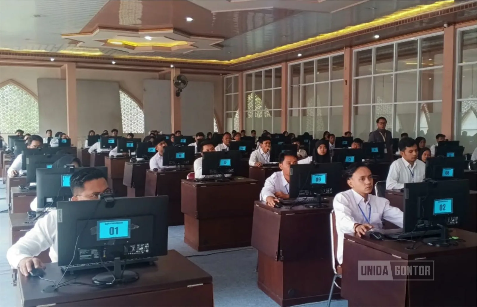 Peserta mengikuti Tes Kompetensi Calon Perangkat Desa Sambirejo di Lab CBT UNIDA Gontor Kelas C dengan sistem ujian berbasis komputer.