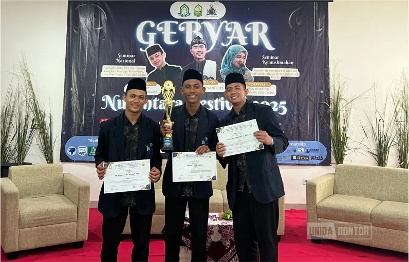 Tim MSQ UNIDA Gontor berfoto membawa piala dan piagam Juara 1 Musabaqah Syarhil Qur’an pada Gebyar Nusantara Nasional 2025 di UIN K.H. Abdurrahman Wahid Pekalongan.