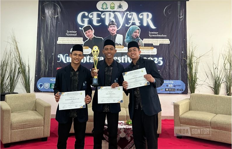 Tim MSQ UNIDA Gontor berfoto membawa piala dan piagam Juara 1 Musabaqah Syarhil Qur’an pada Gebyar Nusantara Nasional 2025 di UIN K.H. Abdurrahman Wahid Pekalongan.