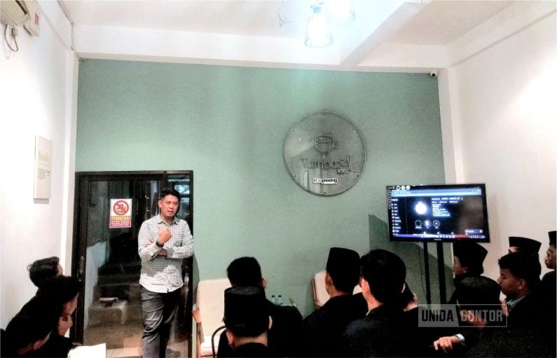 Pemamparan Materi "Kopi sebagai Medium Dakwah Islam Kekinian" oleh Ustadz Kenny Handriyanto