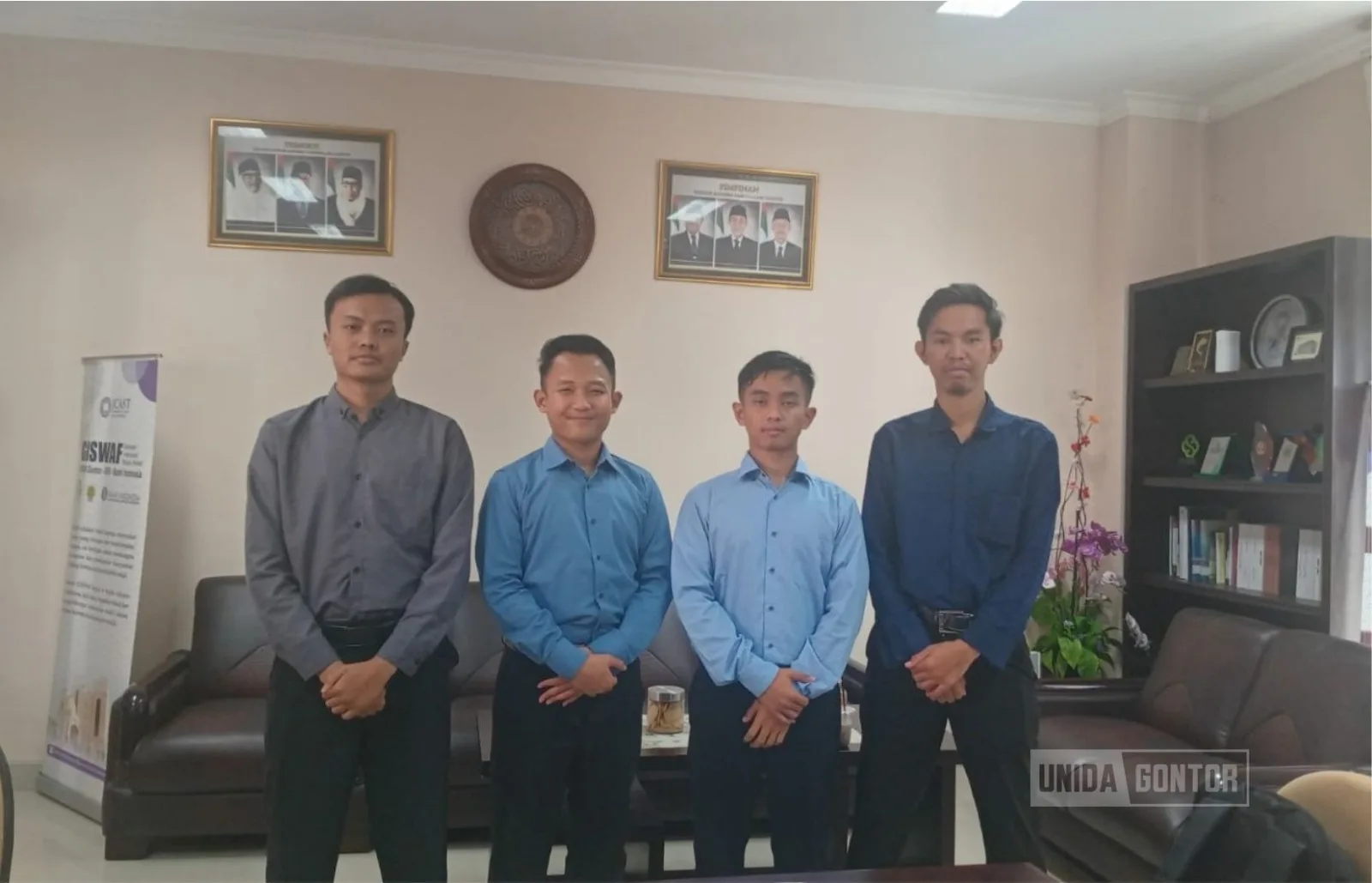 Delegasi mahasiswa UNIDA Gontor mempresentasikan hasil penelitian wakaf produktif pada The 1st International Conference on Waqf and Zakat di Hotel Truntum Padang.