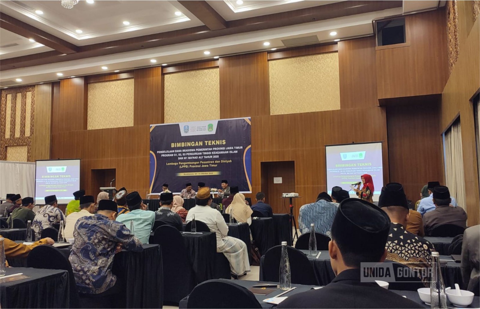 Suasana Bimbingan Teknis Pengelolaan Dana Beasiswa Pemerintah Provinsi Jawa Timur Tahun 2025 di Hotel Grand Padis Bondowoso, diikuti perwakilan UNIDA Gontor dan lembaga pendidikan Islam lainnya.