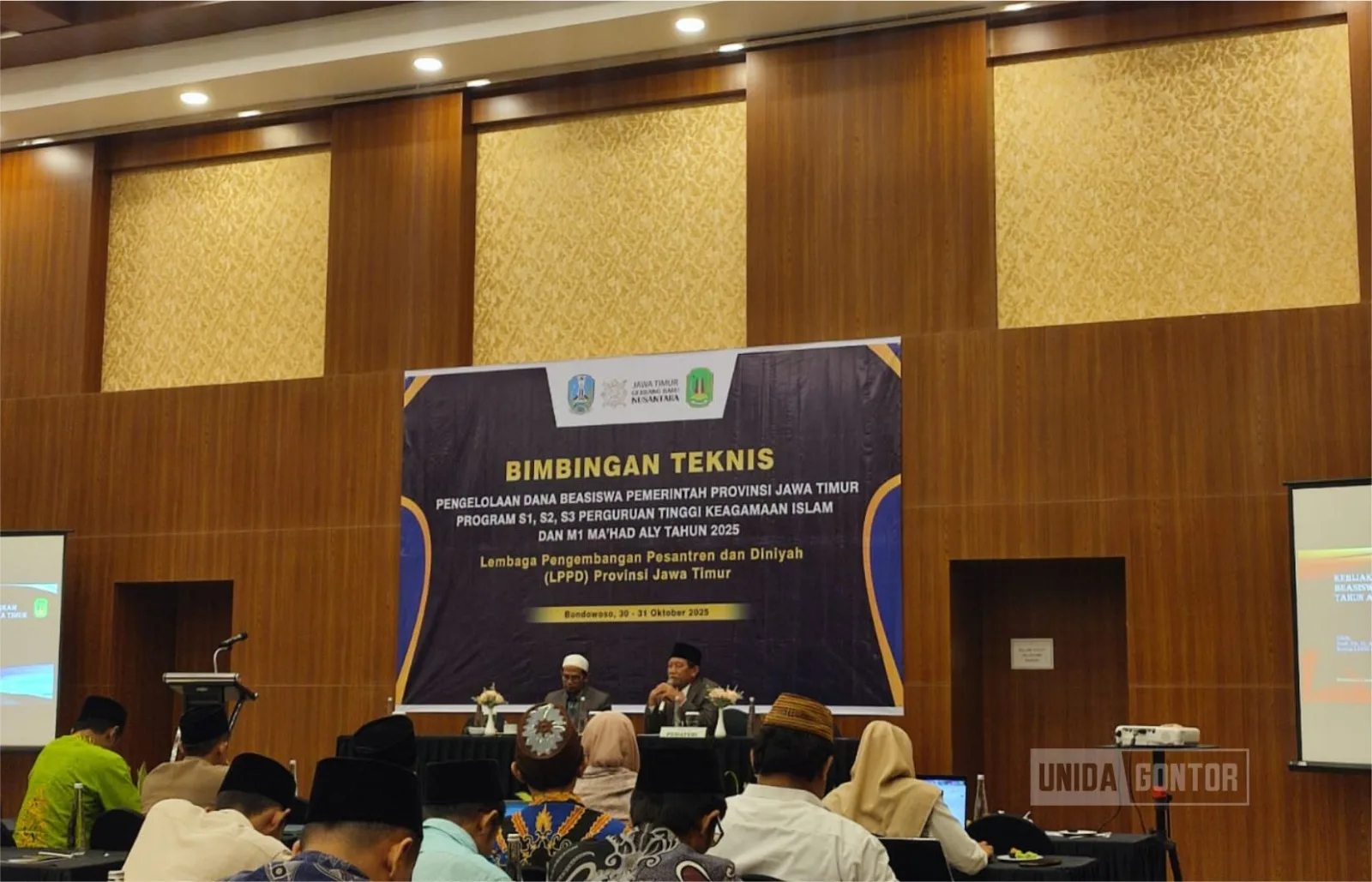 Suasana Bimbingan Teknis Pengelolaan Dana Beasiswa Pemerintah Provinsi Jawa Timur Tahun 2025 di Hotel Grand Padis Bondowoso, diikuti perwakilan UNIDA Gontor dan lembaga pendidikan Islam lainnya.