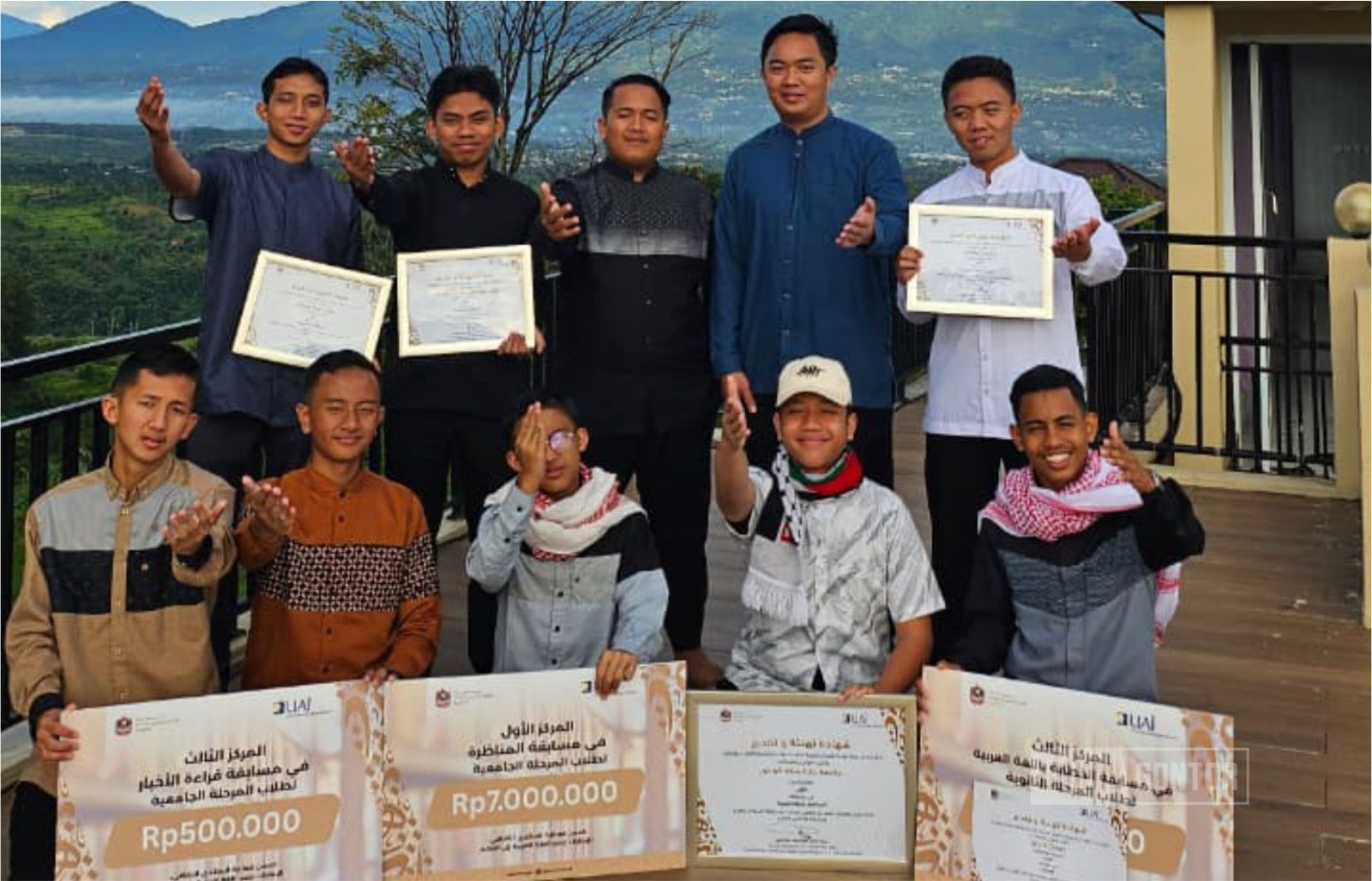 Santri dan ustadz Pondok Modern Darussalam Gontor menerima penghargaan juara debat bahasa Arab tingkat nasional.