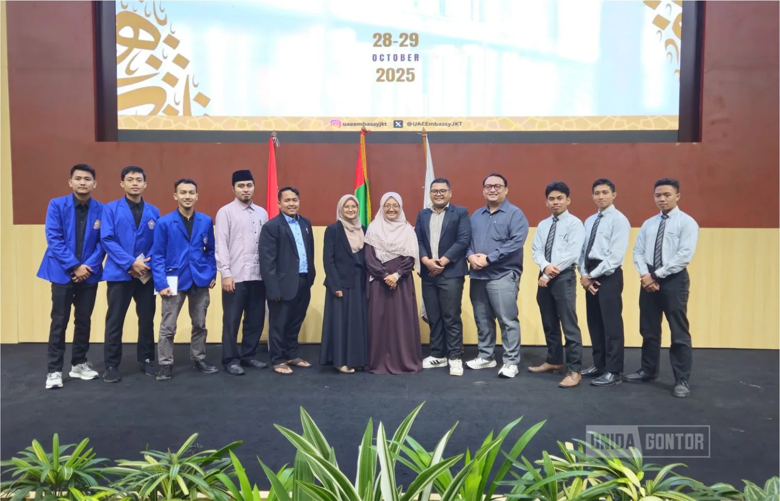 Santri dan ustadz Pondok Modern Darussalam Gontor menerima penghargaan juara debat bahasa Arab tingkat nasional.