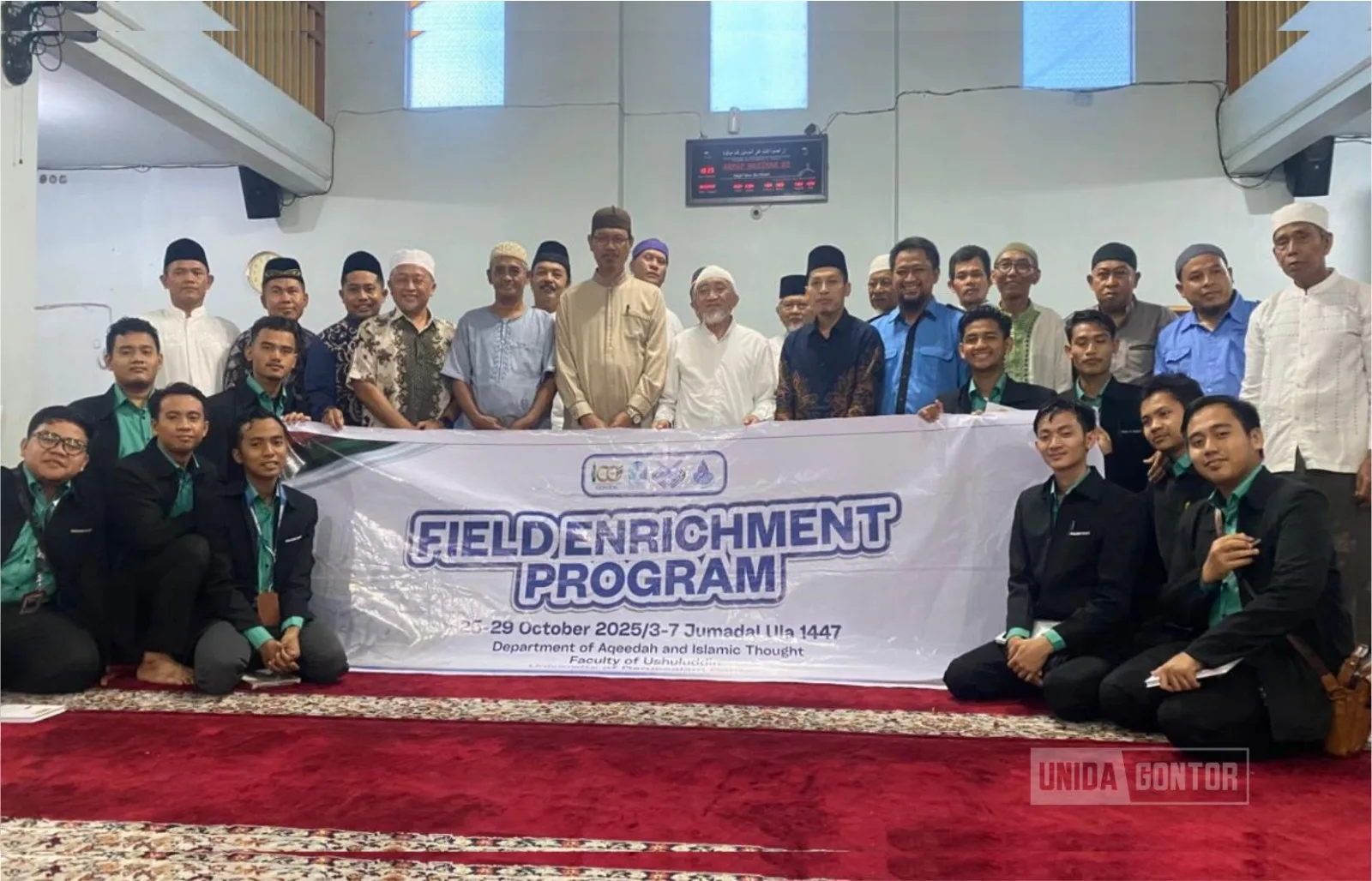 Kunjungan Prodi AFI UNIDA Gontor ke Masjid UBK Grabag Magelang; diskusi dakwah, penyerahan cendera mata, dan foto bersama pengurus serta jamaah.