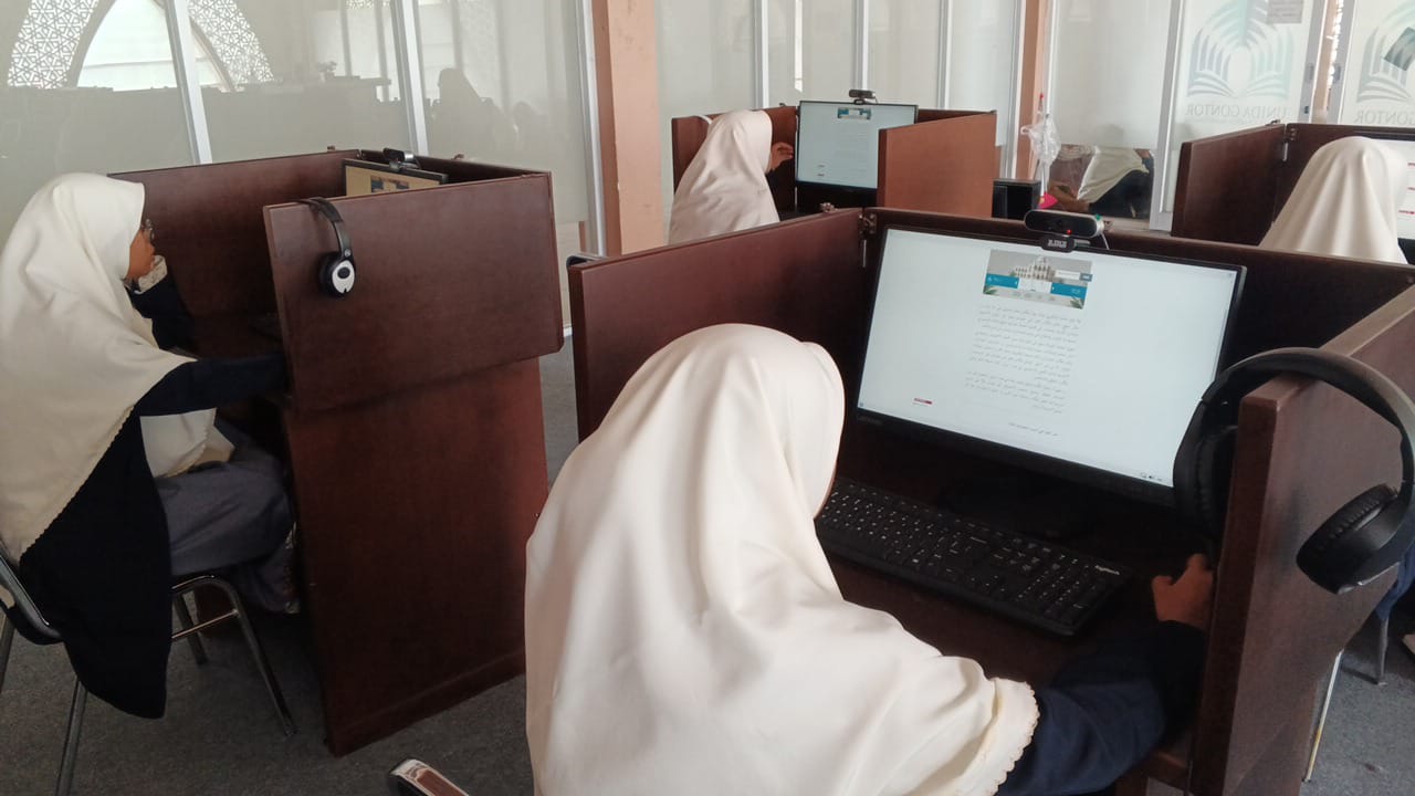 Suasana UTS Program Kelas Bahasa DPB UNIDA Gontor di Laboratorium Multimedia