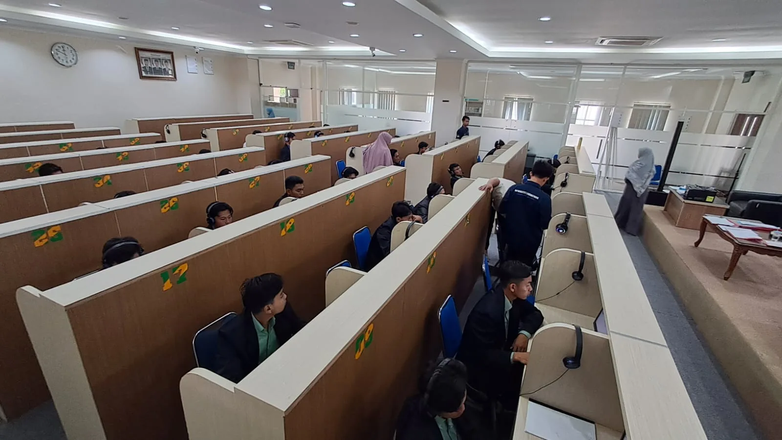 Suasana UTS Program Kelas Bahasa DPB UNIDA Gontor di Laboratorium Multimedia