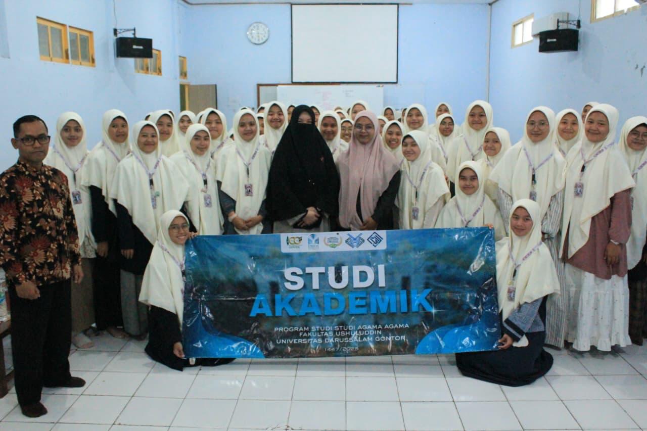 Mahasiswi UNIDA Gontor Kampus E menyimak pemaparan Ustadzah Nevy Amaliyah Nanlohy dalam Workshop “Da’i Tangguh: Kuatkan Mental di Era Digital dan Tantangan Zaman” di Aula Santiniketan.