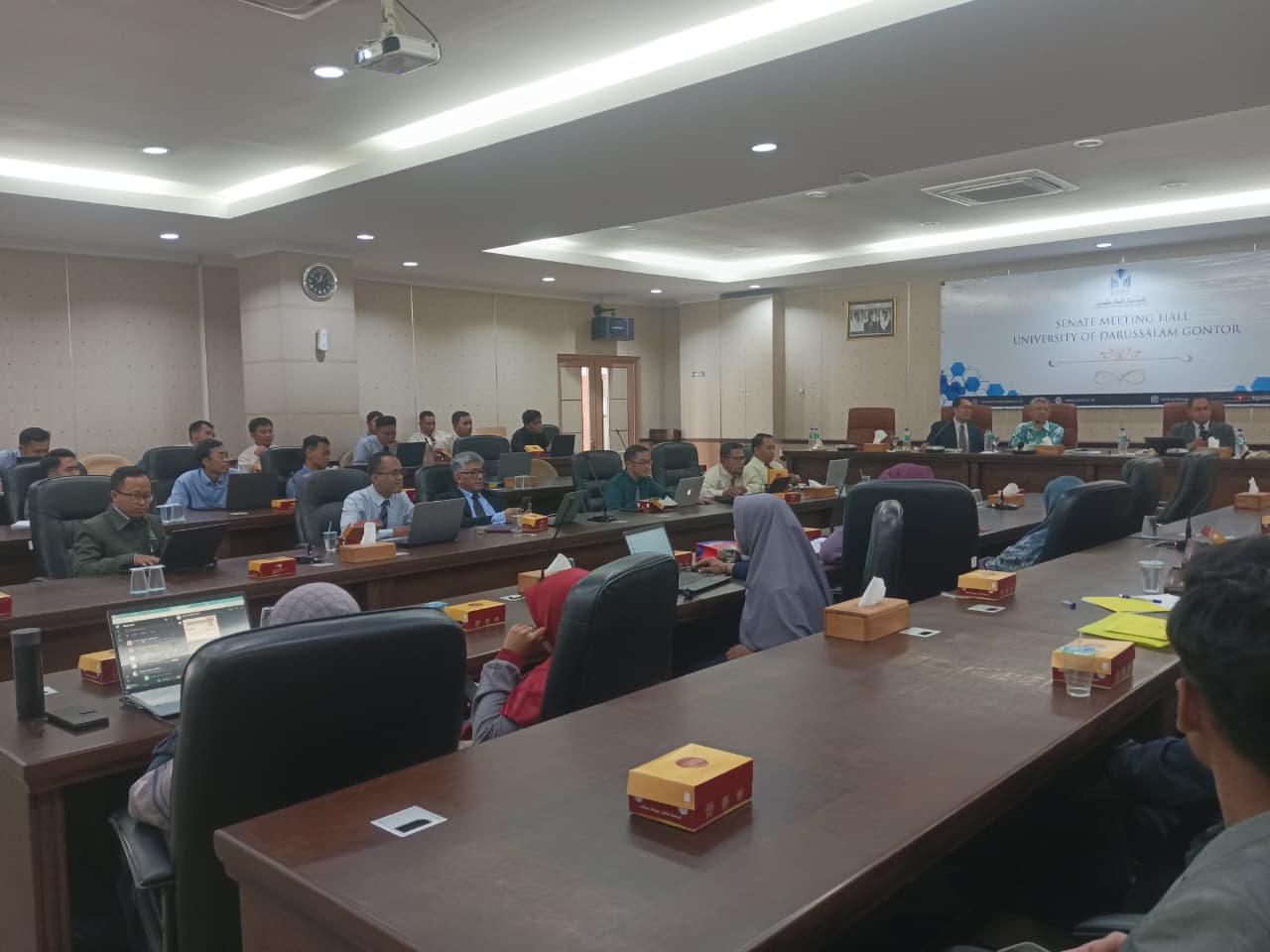 Dosen dan peserta Fakultas Syariah UNIDA Gontor mengikuti Workshop Riset Halal dan Metodologi bersama narasumber IIUM di Hall Senat.