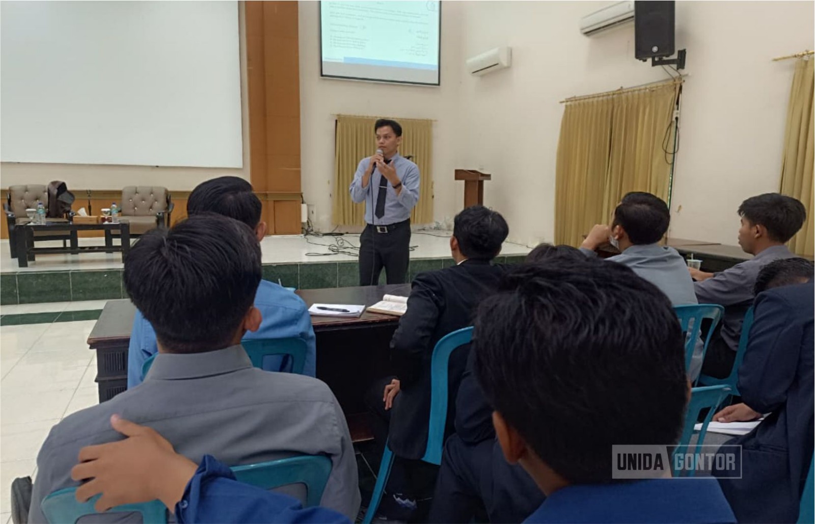 Mahasiswa PAI UNIDA Gontor mengikuti Workshop Persiapan Ujian Bahasa Al-Ikhtibar di Hall CIOS, Ahad 23 November 2025.