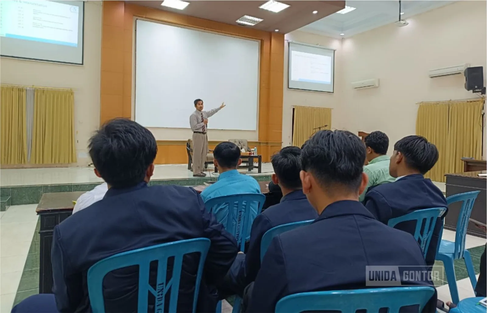 Mahasiswa PAI UNIDA Gontor mengikuti Workshop Persiapan Ujian Bahasa Al-Ikhtibar di Hall CIOS, Ahad 23 November 2025.