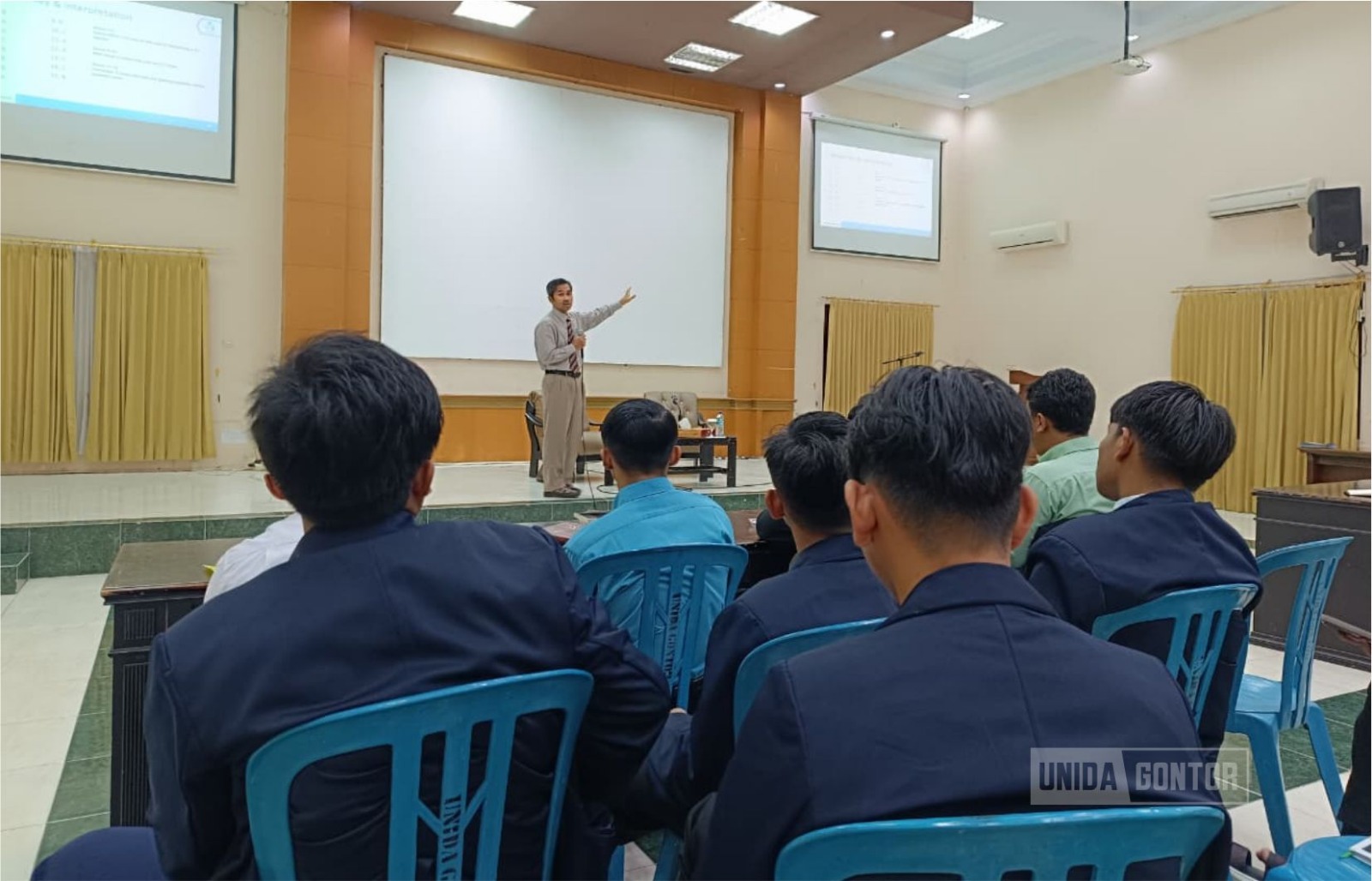 Mahasiswa PAI UNIDA Gontor mengikuti Workshop Persiapan Ujian Bahasa Al-Ikhtibar di Hall CIOS, Ahad 23 November 2025.