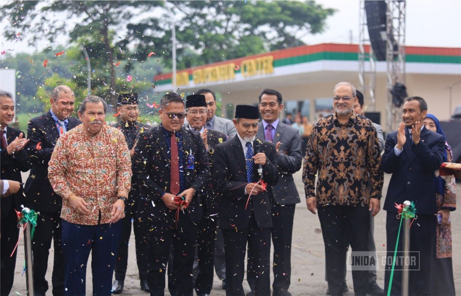 Suasana pembukaan AICIF ke-13 di Universitas Darussalam (UNIDA) Gontor dengan panggung bertema 100 tahun Gontor, dihadiri tokoh nasional dan internasional bidang ekonomi Islam.