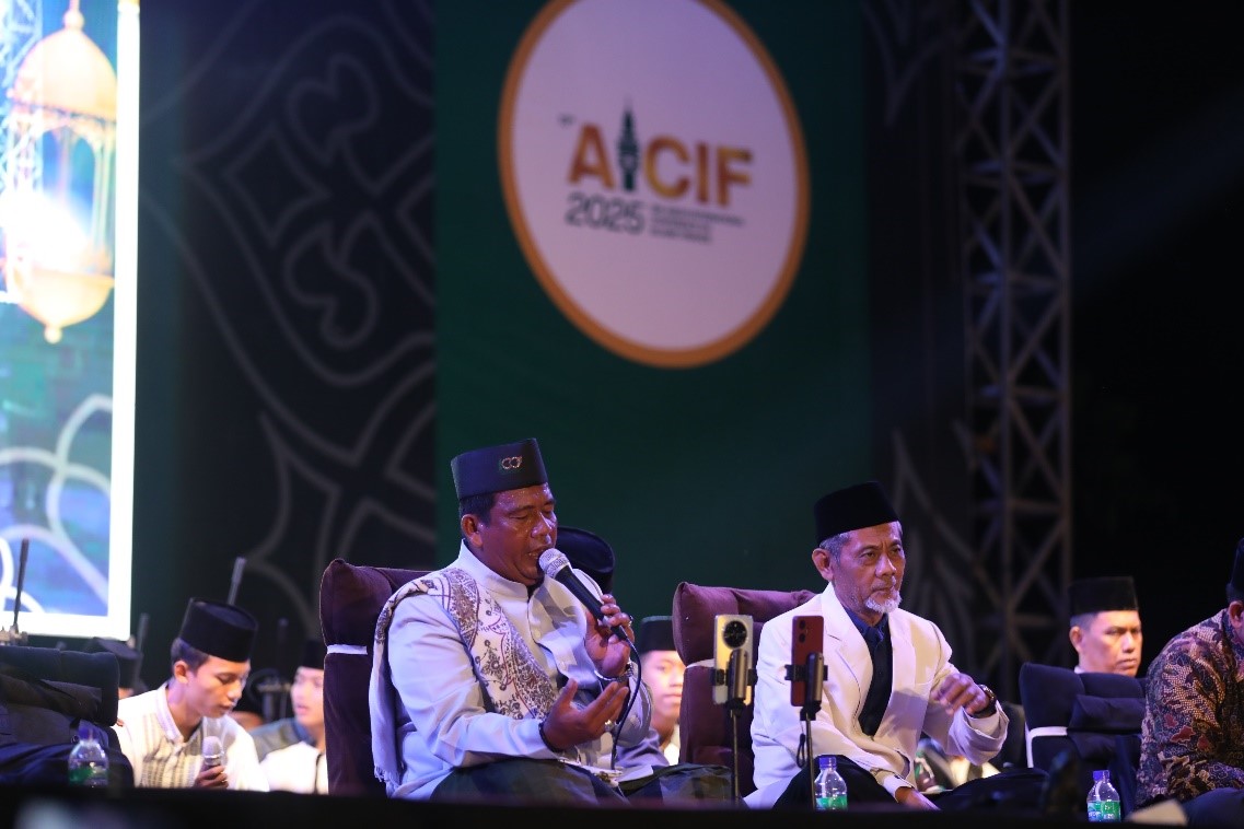 Suasana pembukaan AICIF ke-13 di Universitas Darussalam (UNIDA) Gontor dengan panggung bertema 100 tahun Gontor, dihadiri tokoh nasional dan internasional bidang ekonomi Islam.