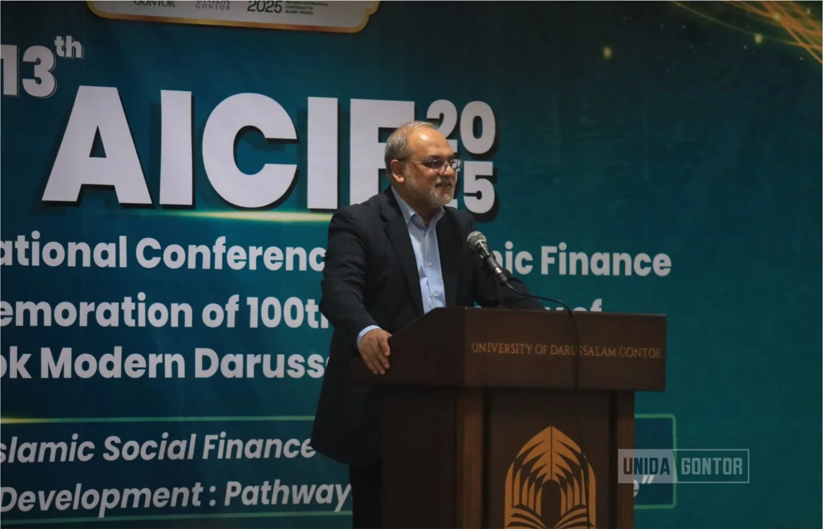 Suasana pembukaan AICIF ke-13 di Universitas Darussalam (UNIDA) Gontor dengan panggung bertema 100 tahun Gontor, dihadiri tokoh nasional dan internasional bidang ekonomi Islam.