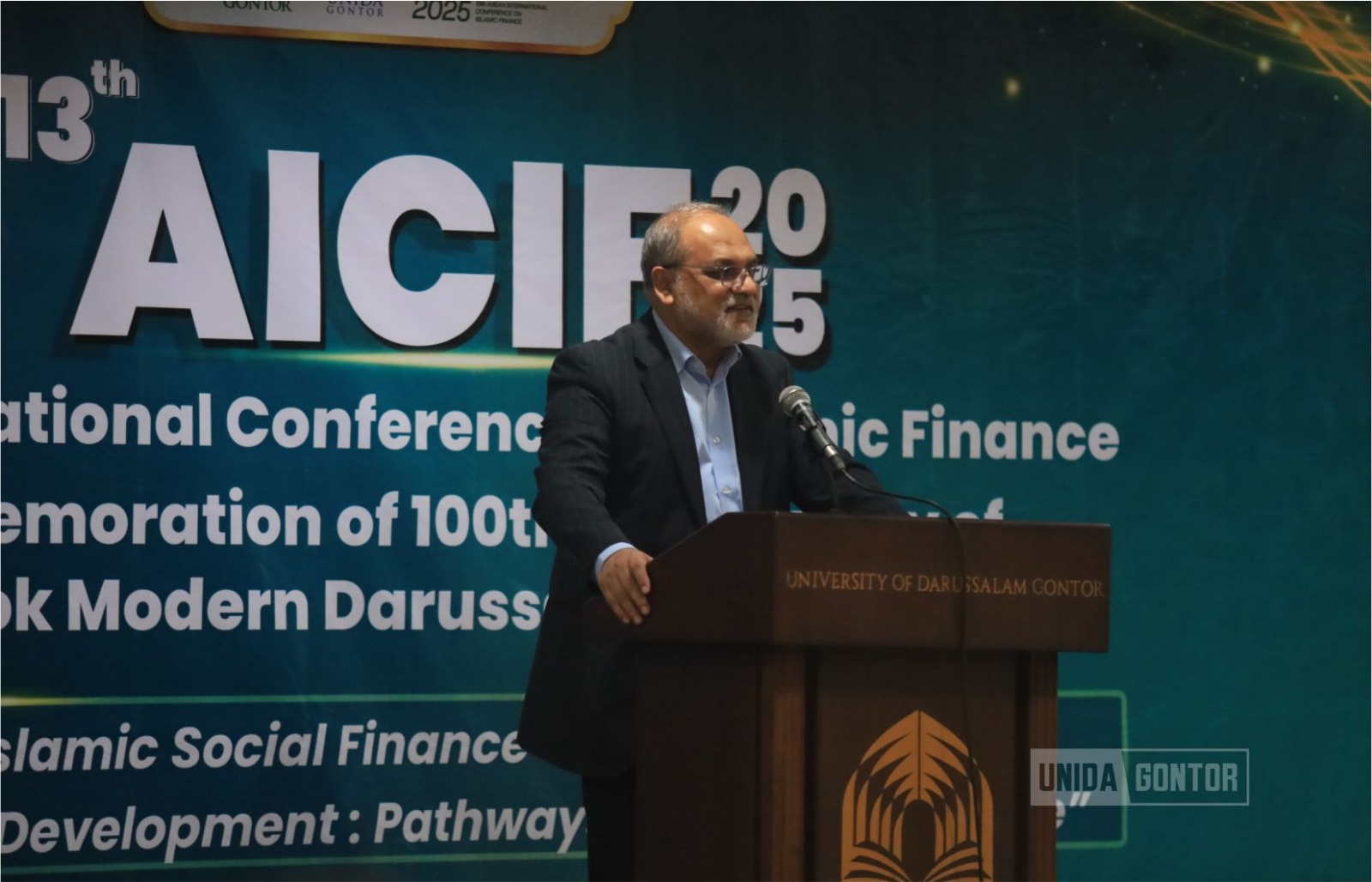 Suasana pembukaan AICIF ke-13 di Universitas Darussalam (UNIDA) Gontor dengan panggung bertema 100 tahun Gontor, dihadiri tokoh nasional dan internasional bidang ekonomi Islam.