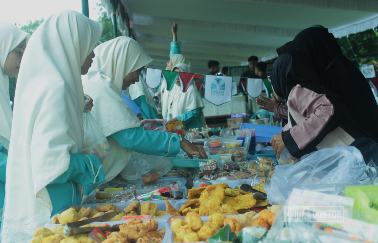 Jamaah memadati bazar murah Abdi Gontor di Lapangan UNIDA Gontor Kampus Putri.