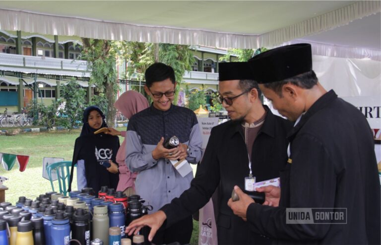 Jamaah memadati bazar murah Abdi Gontor di Lapangan UNIDA Gontor Kampus Putri.