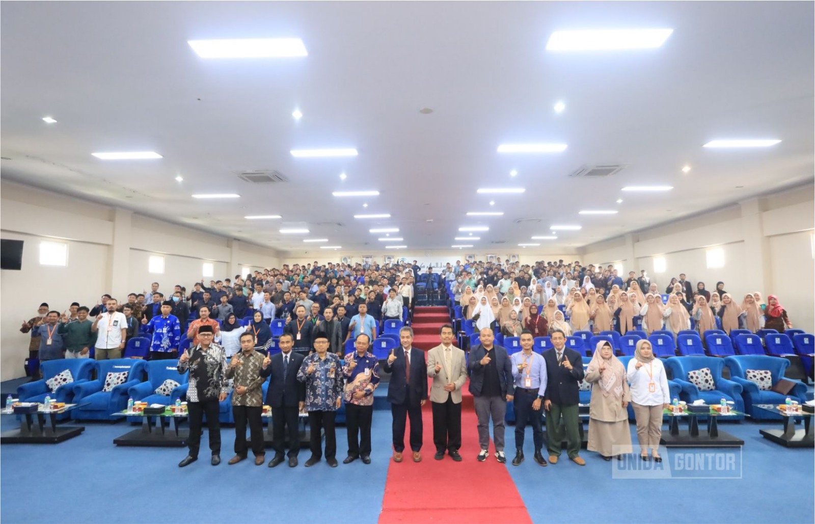 Suasana Career and Education Fair (CEF) 4.0 UNIDA Gontor di Lobby Gedung Terpadu.