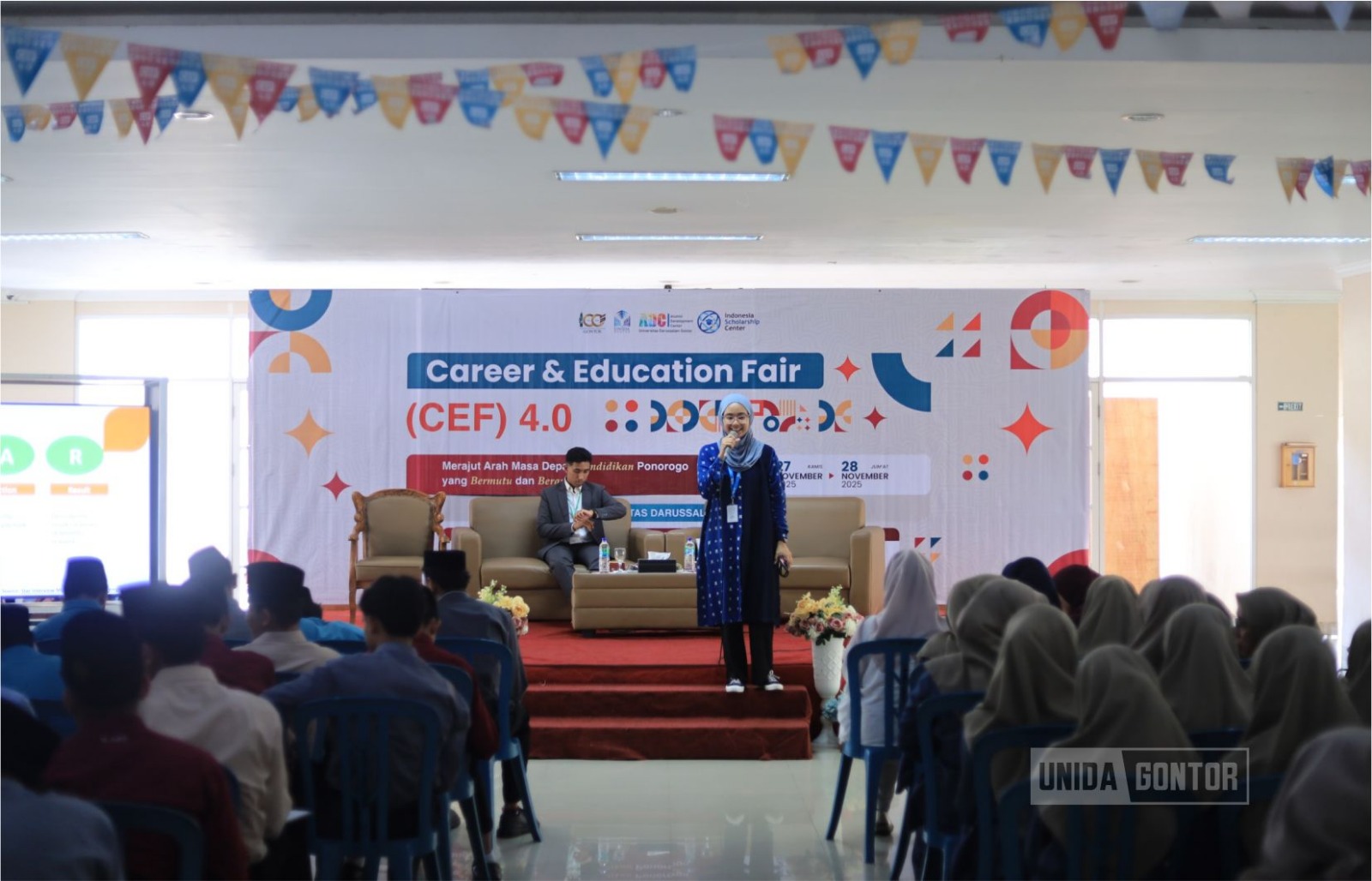 Suasana Career and Education Fair (CEF) 4.0 UNIDA Gontor di Lobby Gedung Terpadu.