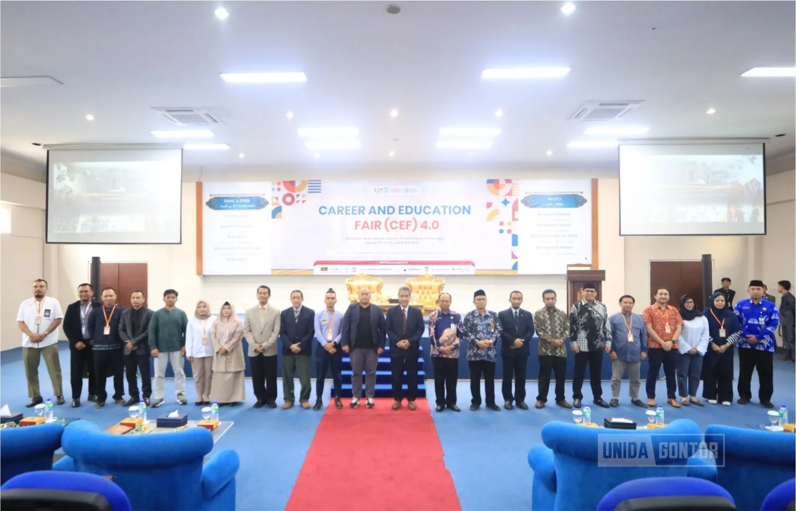 Suasana Career and Education Fair (CEF) 4.0 UNIDA Gontor di Lobby Gedung Terpadu.