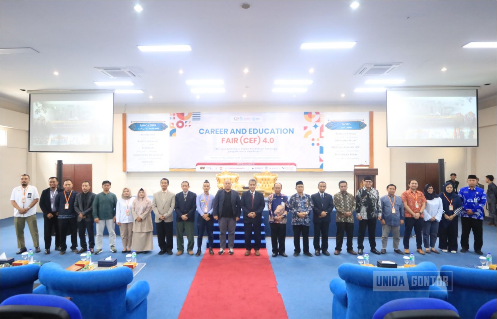 Suasana Career and Education Fair (CEF) 4.0 UNIDA Gontor di Lobby Gedung Terpadu.