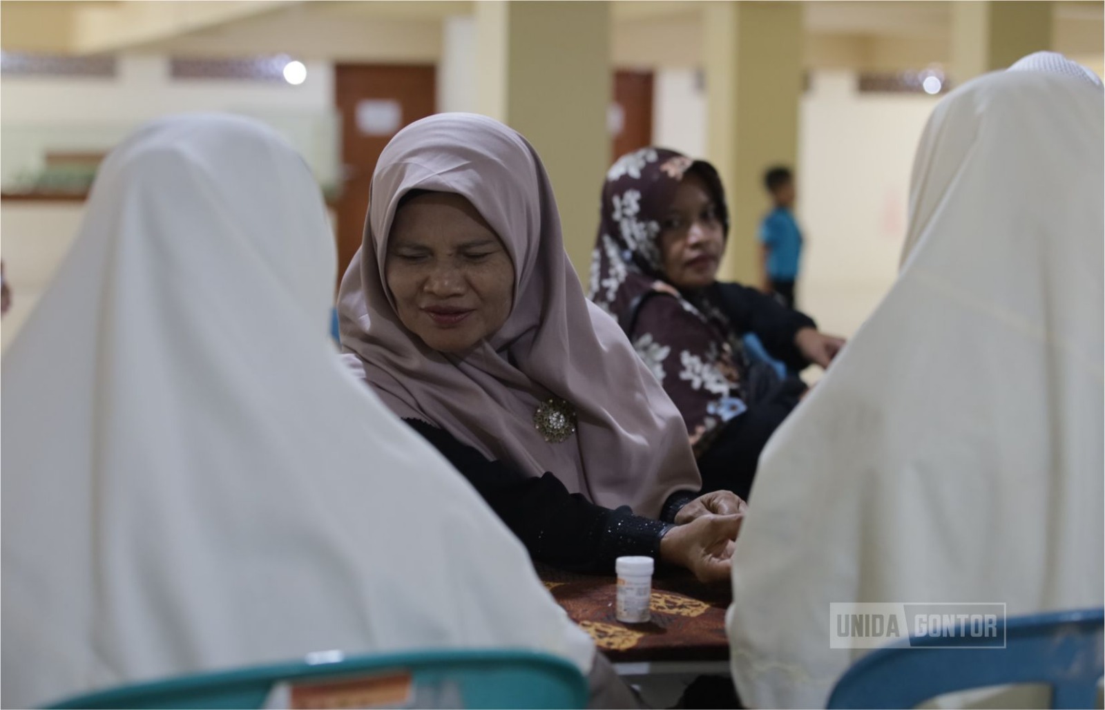 Relawan mahasiswi Farmasi dan Gizi UNIDA Gontor Putri melayani cek kesehatan jamaah tabligh akbar di basement Masjid Kelas C.