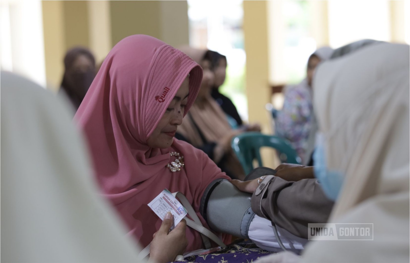Relawan mahasiswi Farmasi dan Gizi UNIDA Gontor Putri melayani cek kesehatan jamaah tabligh akbar di basement Masjid Kelas C.