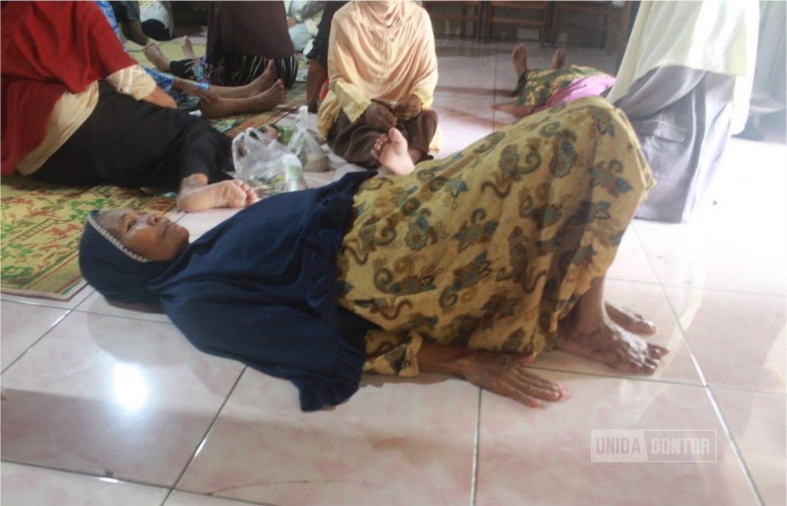 Mahasiswi Farmasi UNIDA Gontor memberikan edukasi low back pain kepada lansia petani di Dusun Precet.