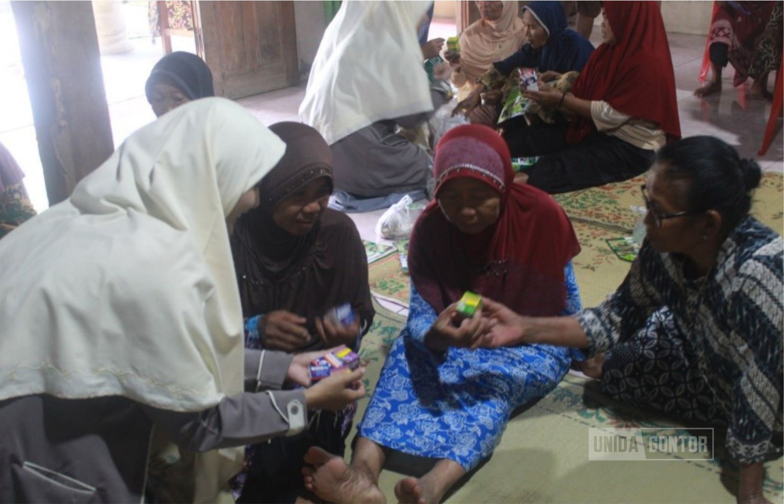 Mahasiswi Farmasi UNIDA Gontor memberikan edukasi low back pain kepada lansia petani di Dusun Precet.