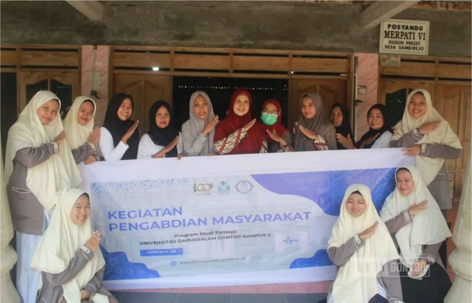 Mahasiswi Farmasi UNIDA Gontor memberikan edukasi low back pain kepada lansia petani di Dusun Precet.