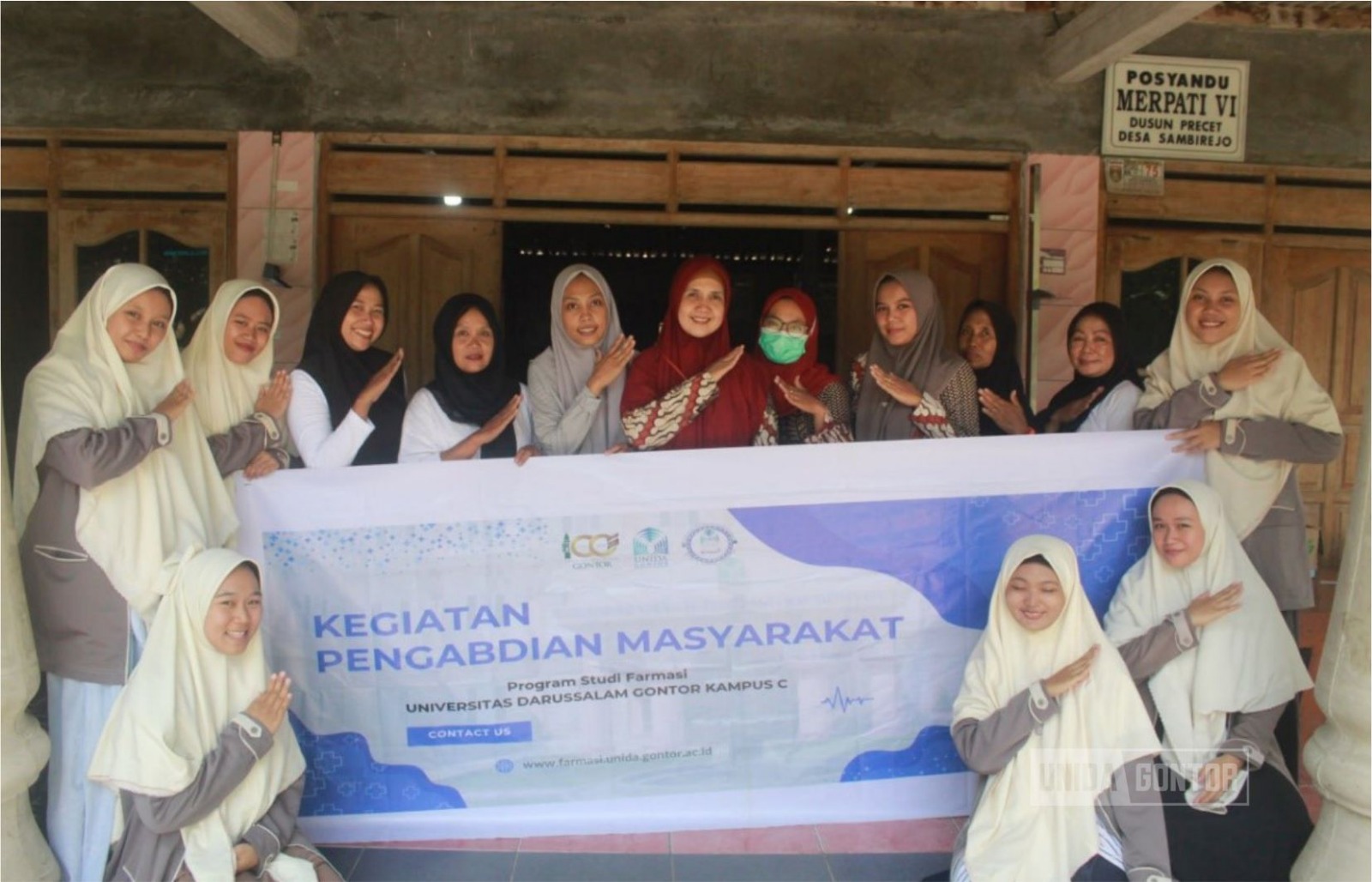 Mahasiswi Farmasi UNIDA Gontor memberikan edukasi low back pain kepada lansia petani di Dusun Precet.