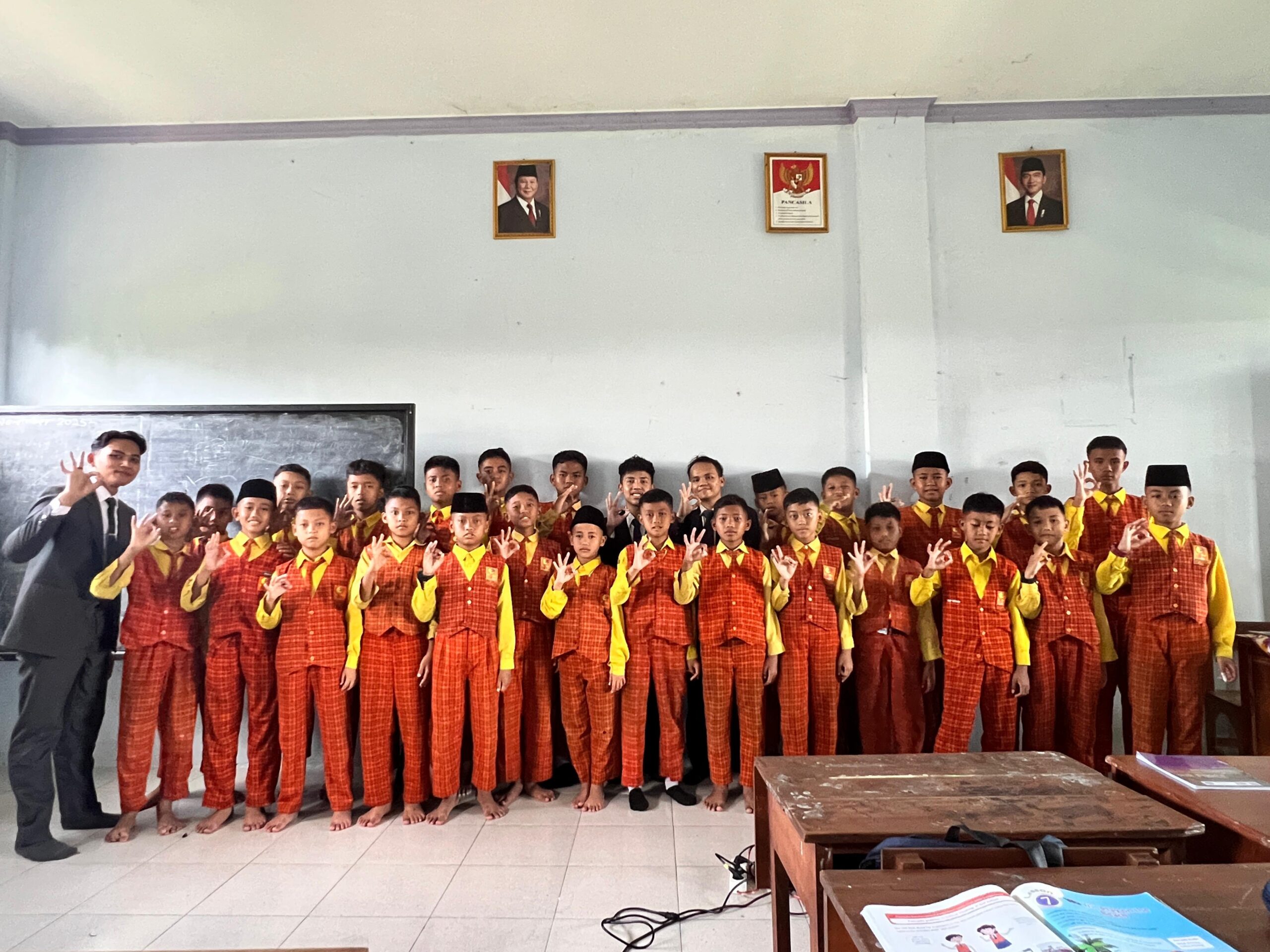 FGD and English teaching practice held by the English Language Teaching Department of UNIDA Gontor and PAS Baitul Qur’an Ponorogo to improve elementary students’ English learning.