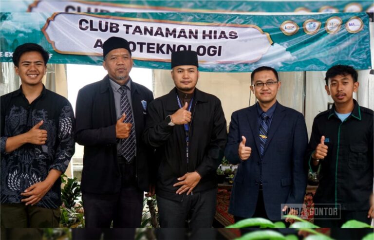 Dekan Fakultas Sains dan Teknologi UNIDA Gontor dan perwakilan UNISSA Brunei berjabat tangan usai menandatangani komitmen kerja sama akademik internasional di kampus UNIDA Gontor.