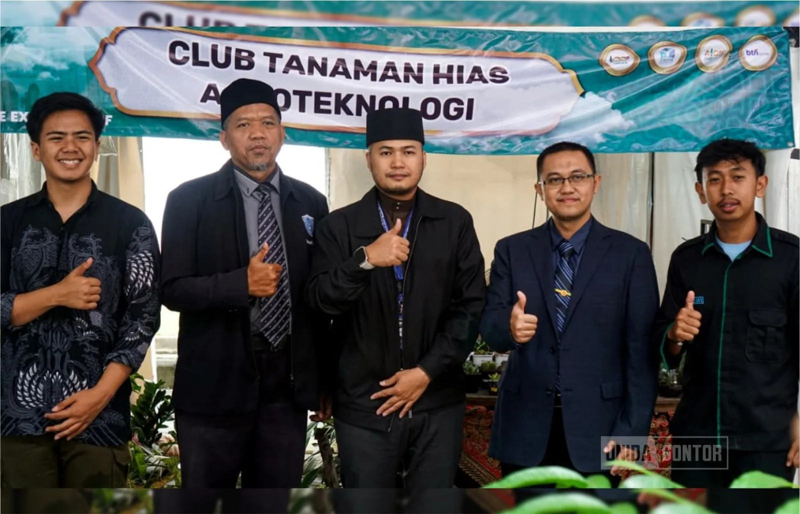 Dekan Fakultas Sains dan Teknologi UNIDA Gontor dan perwakilan UNISSA Brunei berjabat tangan usai menandatangani komitmen kerja sama akademik internasional di kampus UNIDA Gontor.