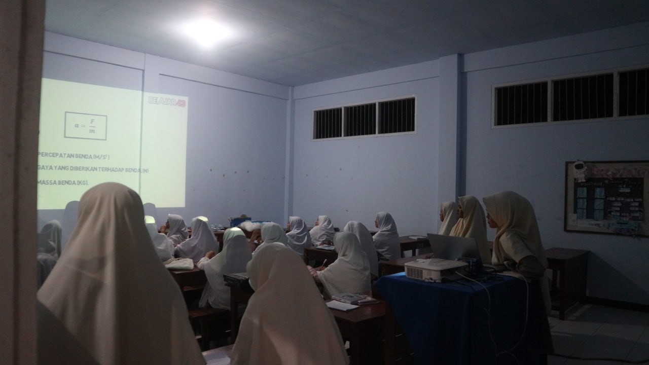 Mahasiswi Farmasi UNIDA Gontor mengajar santriwati KMI kelas 6 di kelas Kampus 2 Pondok Modern Darussalam Gontor Putri.